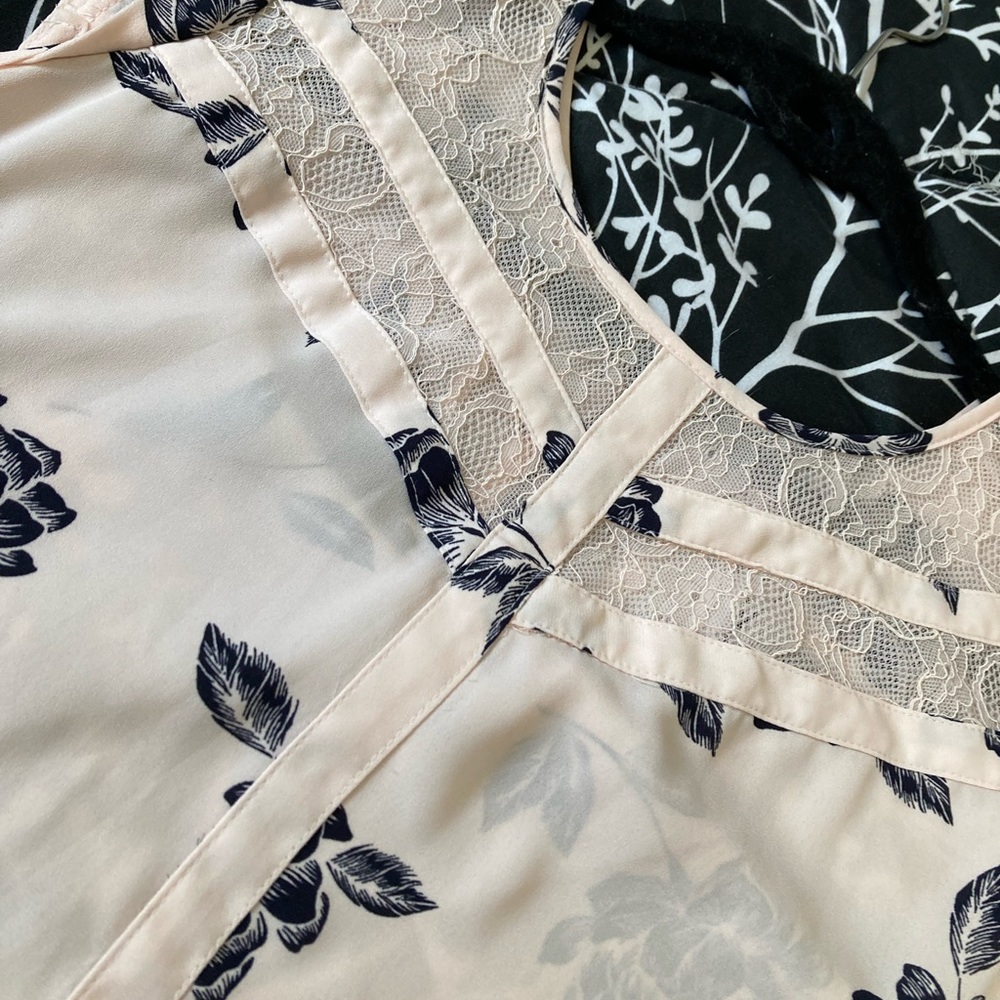 Beautiful floral blouse, women’s size medium. - Picture 8 of 12